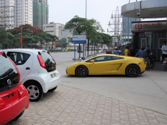 Lamborghini và Rolls-Royce Phantom 'hẹn hò' ở cây xăng tại Hà Nội ảnh 4